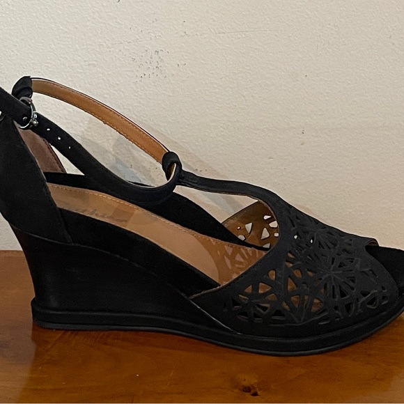 Wedge Earthies Black T Strap Shoes  Cutout Pattern - Picture 6 of 8